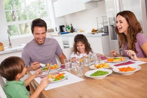 3 lucruri pe care un parinte nu ar trebui sa le spuna copilul in timpul mesei